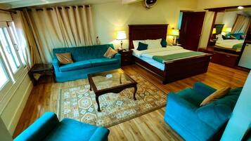 Ropa de cama de alta calidad, muebles diferentes y escritorio
