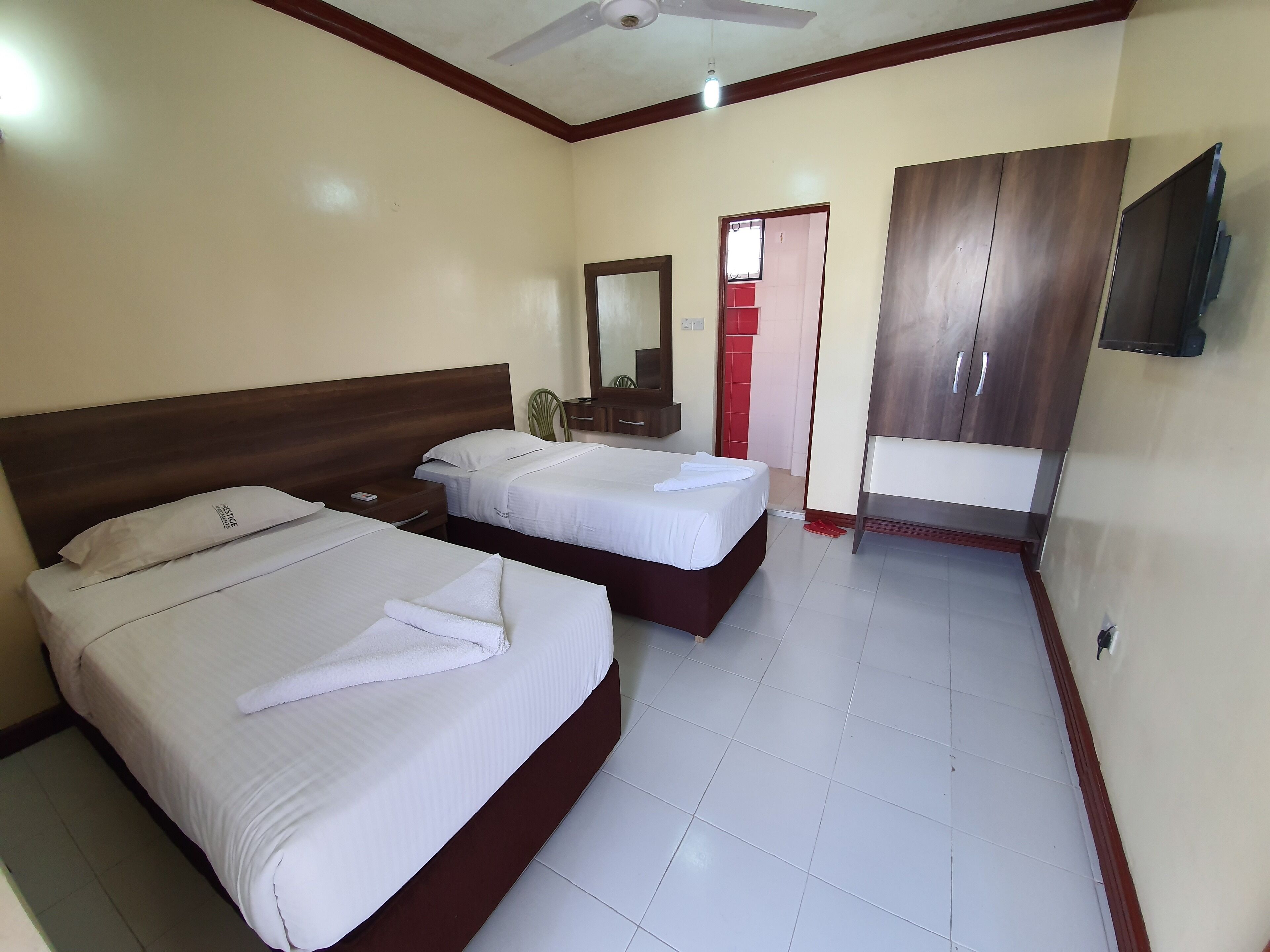 Premium bedding, in-room safe, iron/ironing board, free WiFi