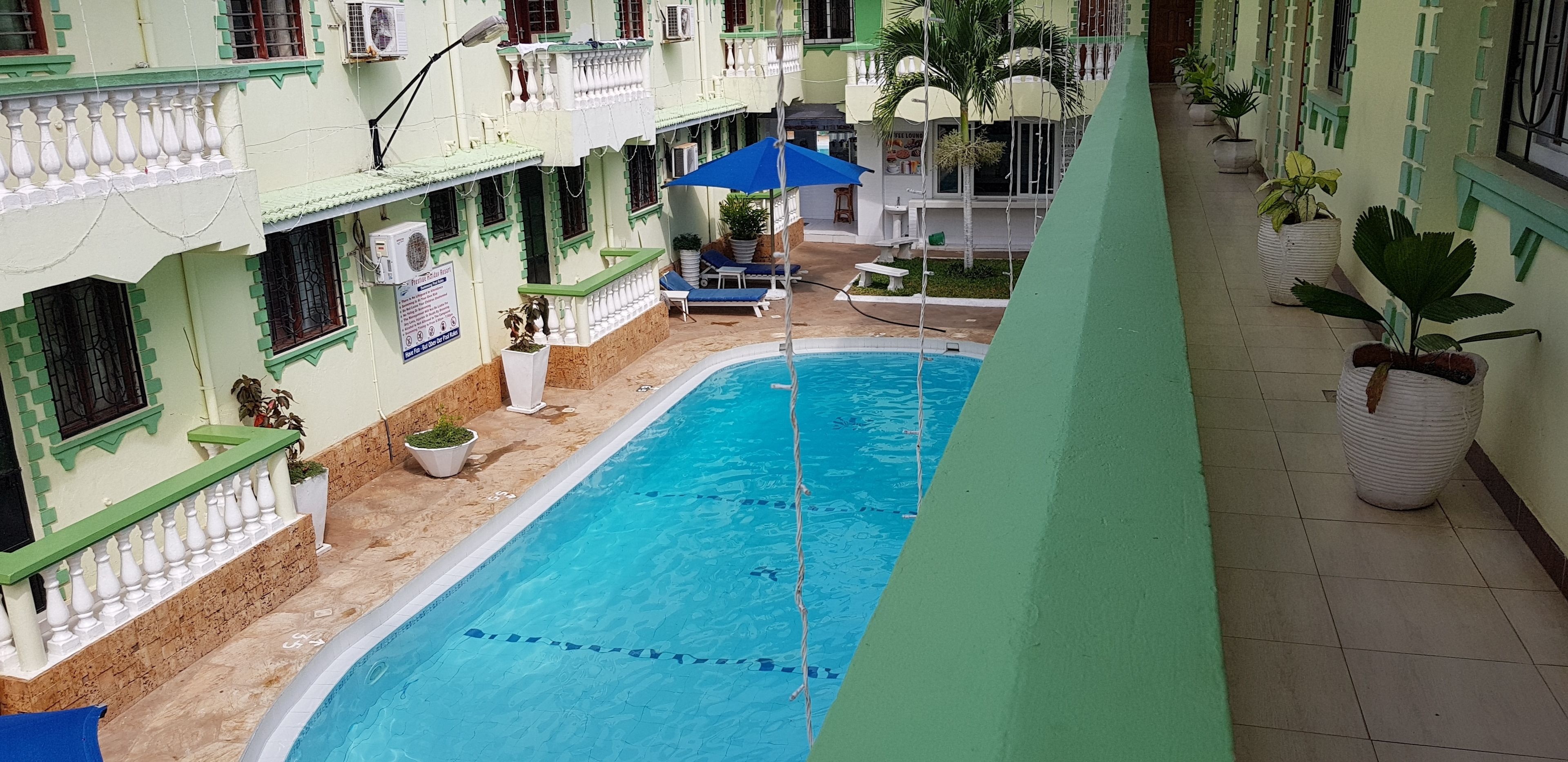 2 kolam renang outdoor, dengan kursi berjemur