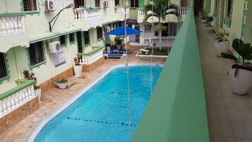 2 kolam renang outdoor, dengan kursi berjemur
