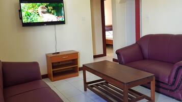 Familie appartement, 2 slaapkamers, balkon, uitzicht op zwembad | Woonruimte | Een 40-inch flatscreentelevisie met satellietzenders en televisie