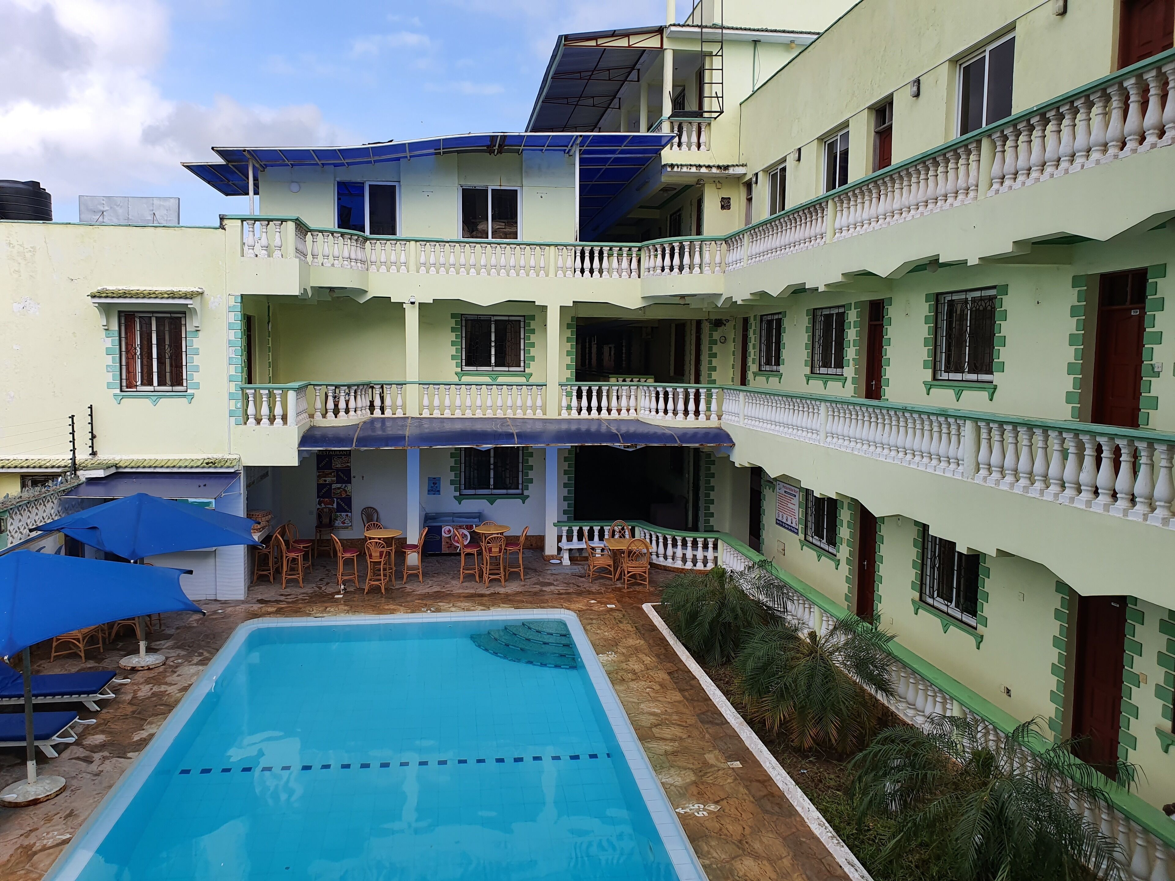 2 piscinas al aire libre, sillones reclinables de piscina