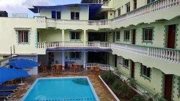 2 outdoor pools, pool loungers