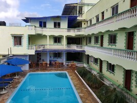 2 piscinas al aire libre, sillones reclinables de piscina