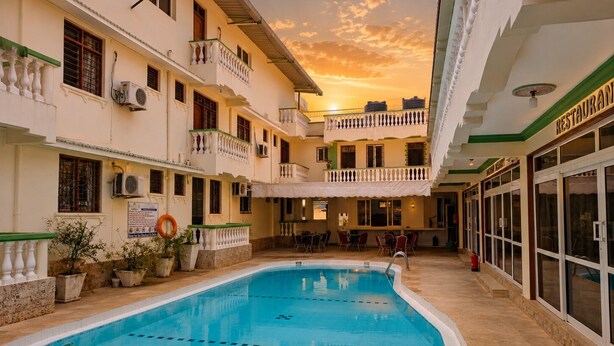 Un hôtel doté d’une piscine, d’un espace extérieur aménagé et d’un restaurant.