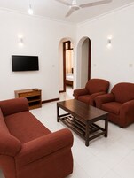 Apartamento familiar, 2 habitaciones, balcón, vistas a la piscina | Zona de estar | Televisión de pantalla plana de 40 pulgadas con canales por satélite