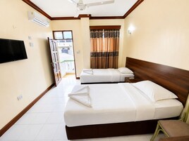 Ropa de cama de alta calidad y caja de seguridad en la habitación 