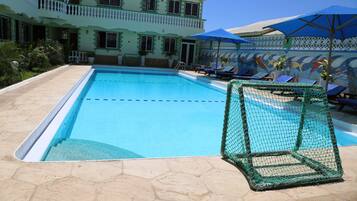 2 outdoor pools, pool loungers