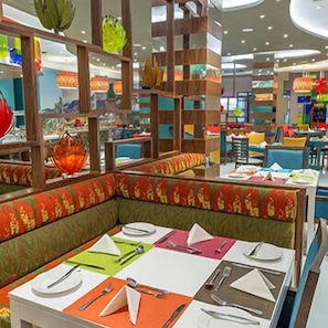 Phục vụ bữa sáng, bữa trưa và bữa tối 