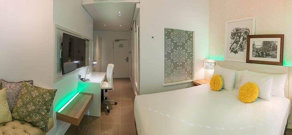 Minibar, caja de seguridad en la habitación y escritorio 