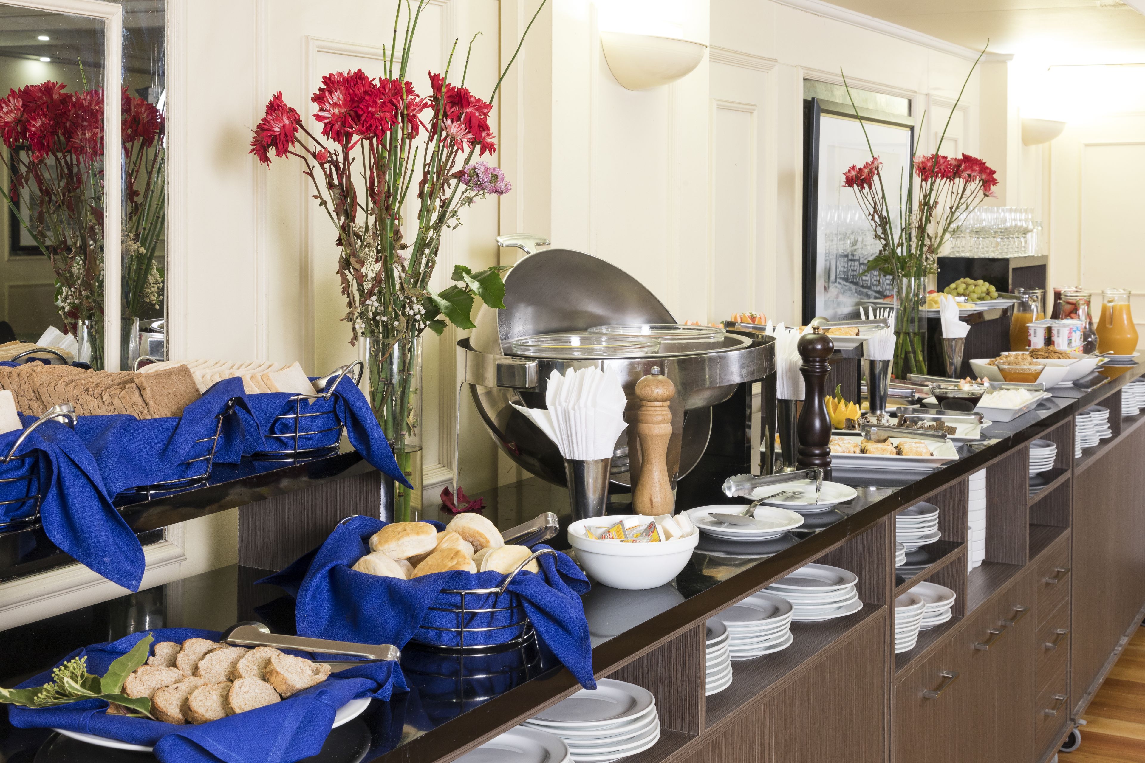 Daily buffet breakfast (CLP 13000 per person)