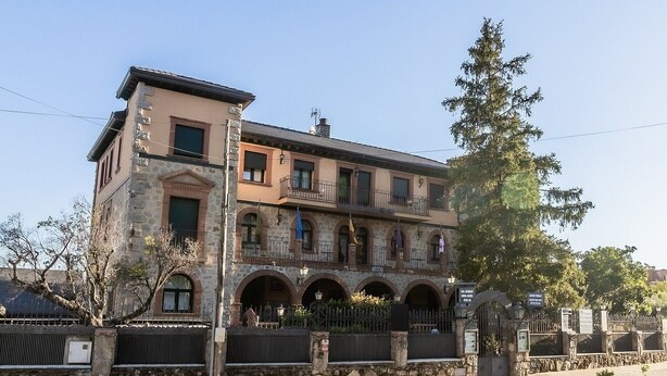 A historic building with a stone facade, multiple balconies, and a gated entrance. - Posada Real Quinta San José (Piedralaves)