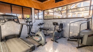 A gym with treadmills, elliptical machines, and weight stations. - Posada Real Quinta San José (Piedralaves)