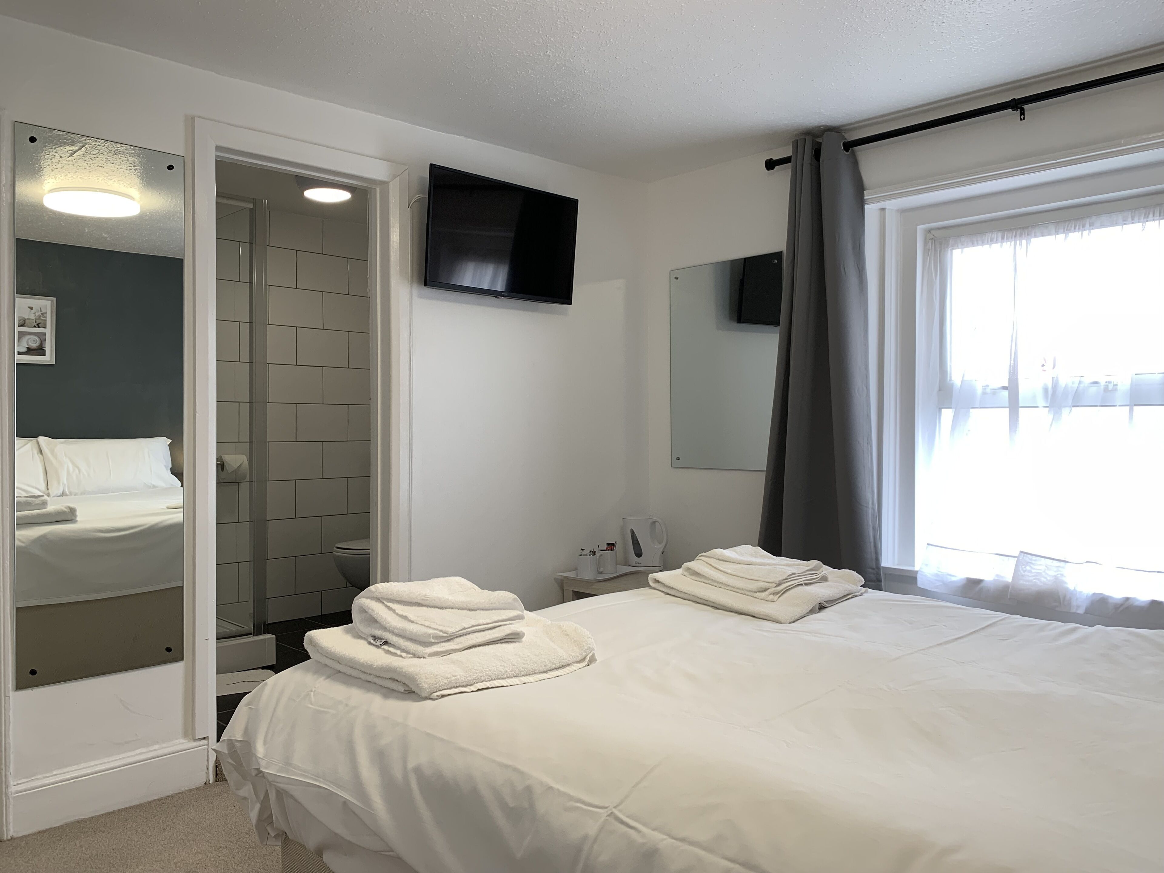double room, 1 double bed, non smoking, ensuite | 1 bedroom, individually decorated, free wifi, bed sheets