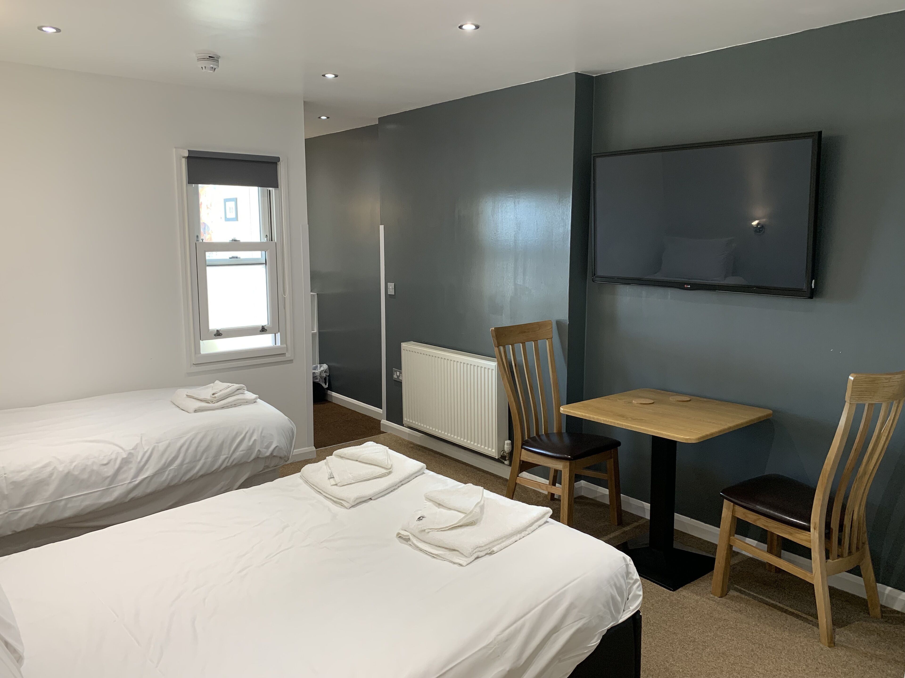 triple room, multiple beds, non smoking, ensuite | 1 bedroom, individually decorated, free wifi, bed sheets