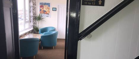 Un escalier menant aux chambres 11 à 13, avec une indication directionnelle.