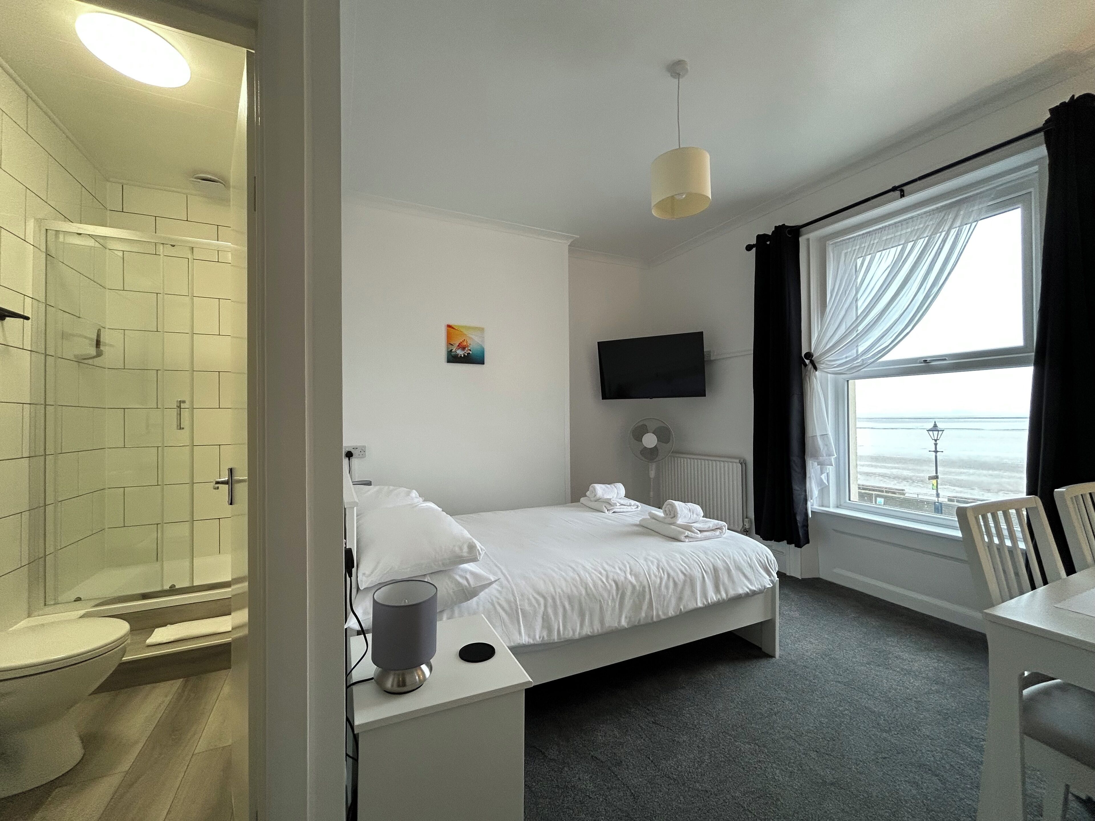 double room, 1 double bed, ensuite, sea view | 1 bedroom, individually decorated, free wifi, bed sheets