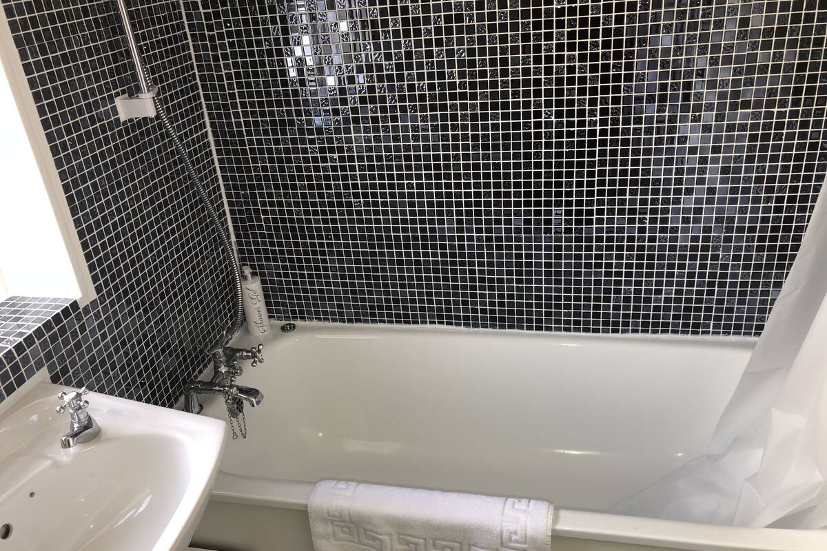 double room, 1 double bed, non smoking, ensuite | bathroom | free toiletries, hair dryer, towels, soap