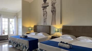 Studio with Full Kitchen, Pool View | Couette en duvet d'oie, coffres-forts dans les chambres, bureau