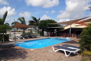 Outdoor pool - O Casarao Guesthouse (Willemstad)