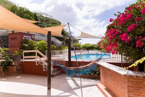 Bar en bord de piscine