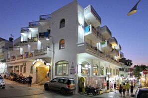 Front of property - evening/night - Maragakis Beach Hotel (Hersonissos)