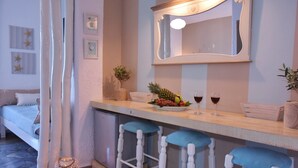 A cozy bedroom with a bed, a nightstand, and a bedside table. - Maragakis Beach Hotel (Hersonissos)
