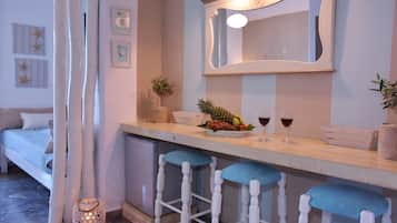 Habitación triple, vista al mar | Tabla de planchar con plancha, cunas gratuitas y camas extra
