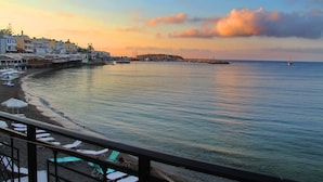 A coastal view with a beach, lounge chairs, and a calm sea. - Maragakis Beach Hotel (Hersonissos)