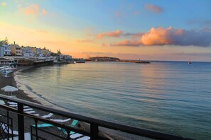 On the beach, sun-loungers, beach umbrellas - Maragakis Beach Hotel (Hersonissos)