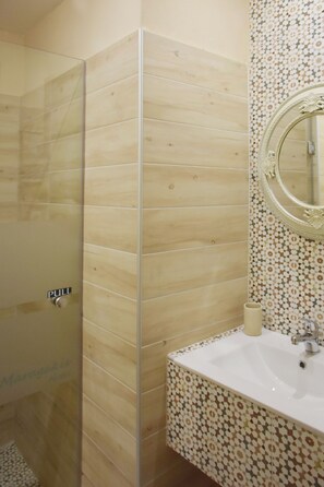 Standard Room, Garden View | Bathroom