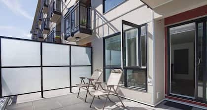 1 Bedroom China Town Condo
