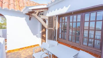 Deluxe Apartment, 2 Bedrooms, Garden View | Terrace/patio