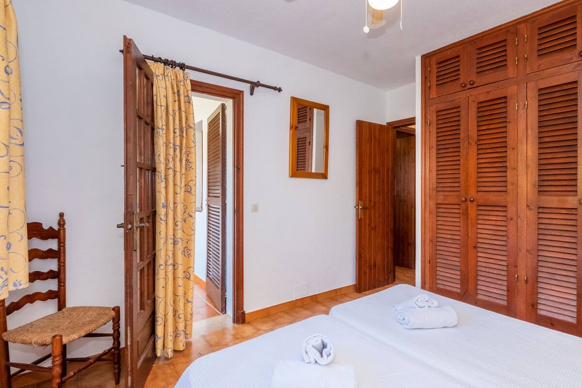 2 bedrooms, iron/ironing board, free WiFi, bed sheets