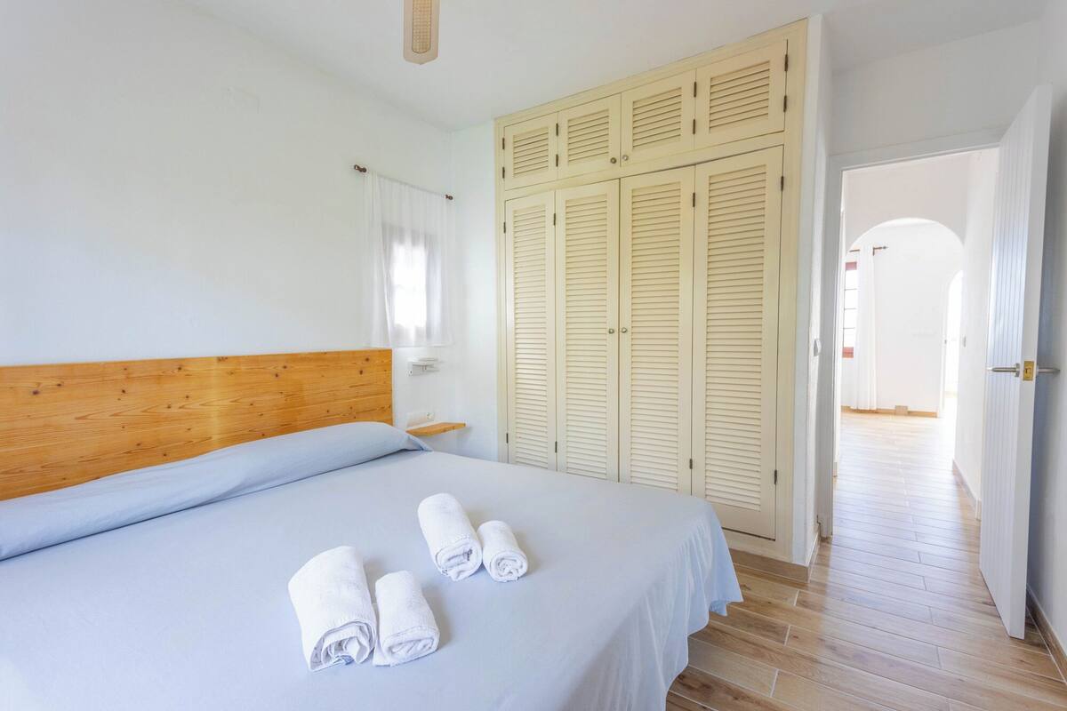 2 bedrooms, iron/ironing board, free WiFi, bed sheets