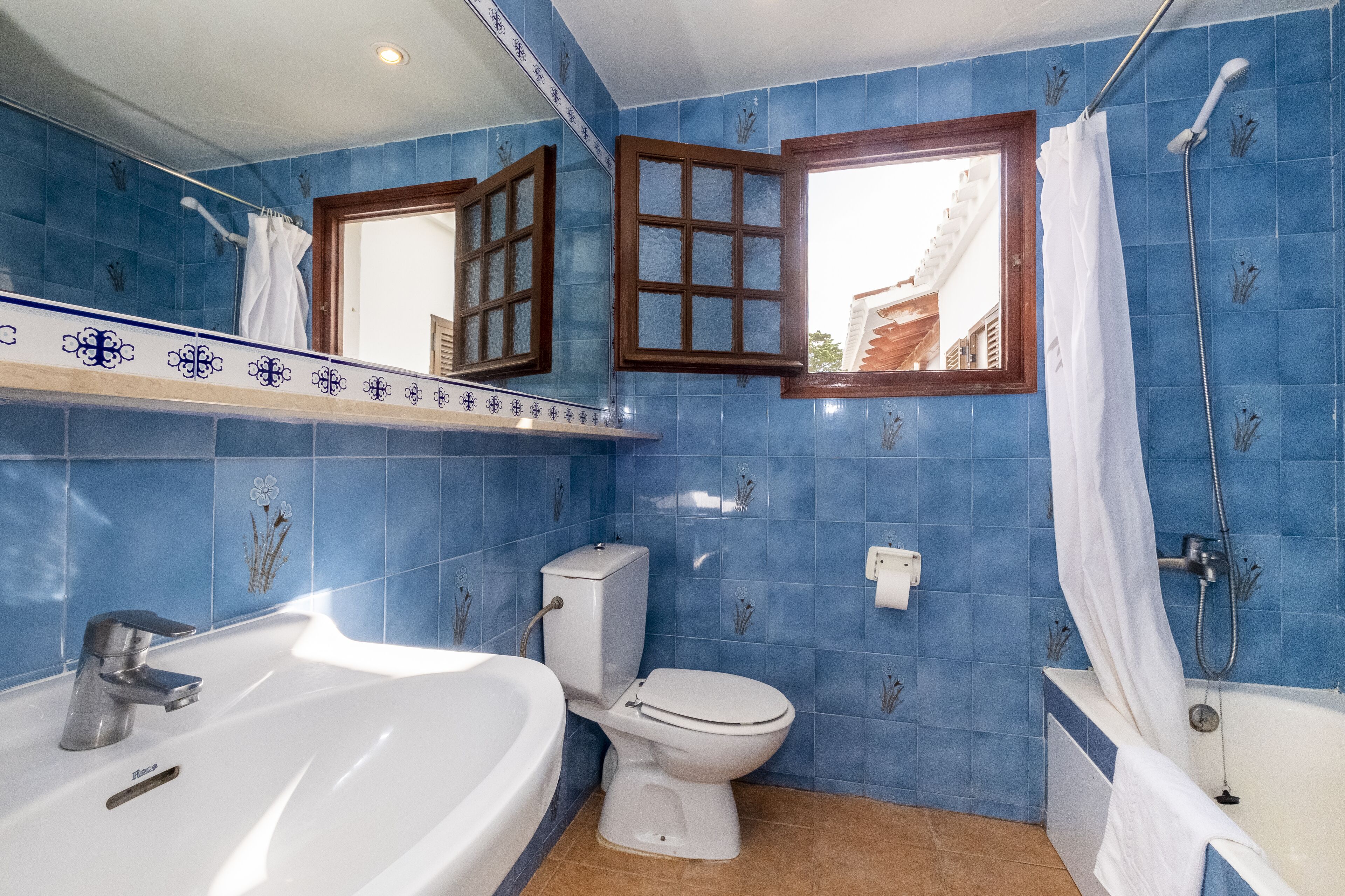 Ein Badezimmer mit Badewanne, Toilette und Waschbecken.