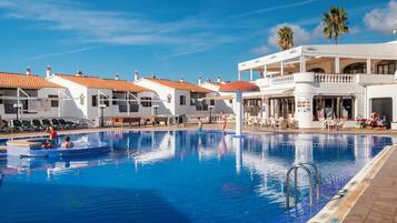 2 outdoor pools, pool loungers