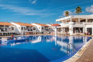 2 piscines extérieures, chaises longues
