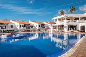 2 piscinas al aire libre, sillones reclinables de piscina