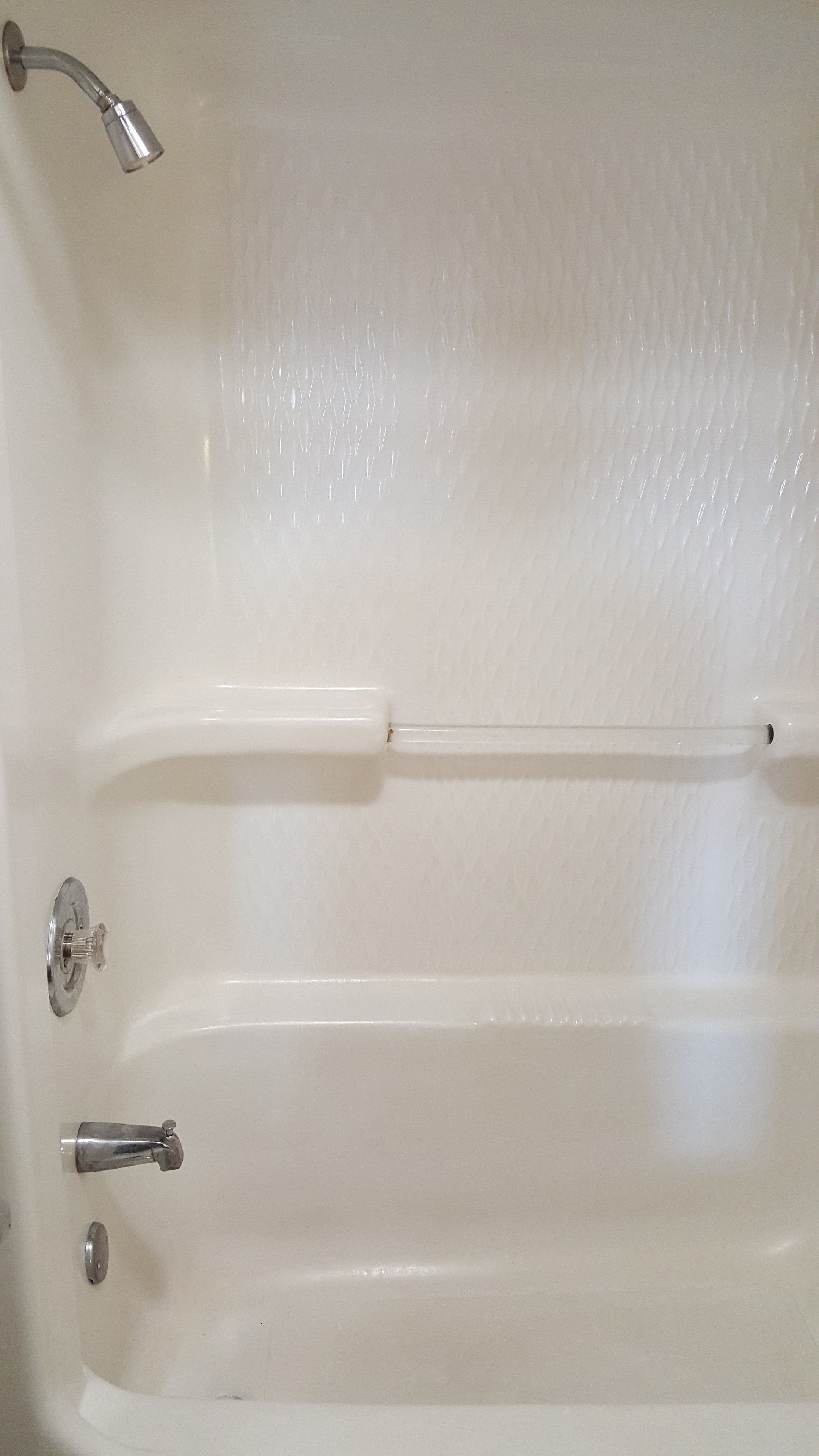 Tina con regadera, amenidades de baño gratuitas, secadora de cabello 