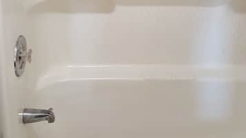 Tina con regadera, amenidades de baño gratuitas, secadora de cabello