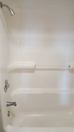 Duschwanne, kostenlose Toilettenartikel, Haartrockner, Handtücher
