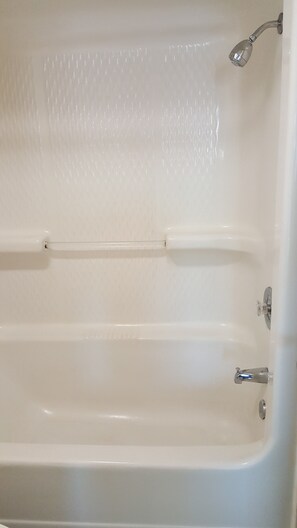 Duschwanne, kostenlose Toilettenartikel, Haartrockner, Handtücher