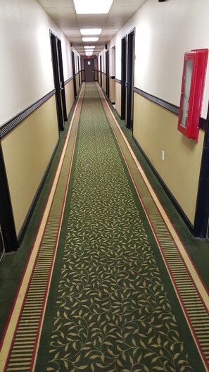 Hallway - Gurnee Motel (Gurnee)