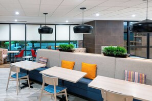 Lobby - Home2 Suites by Hilton Buffalo Airport / Galleria Mall (Buffalo)