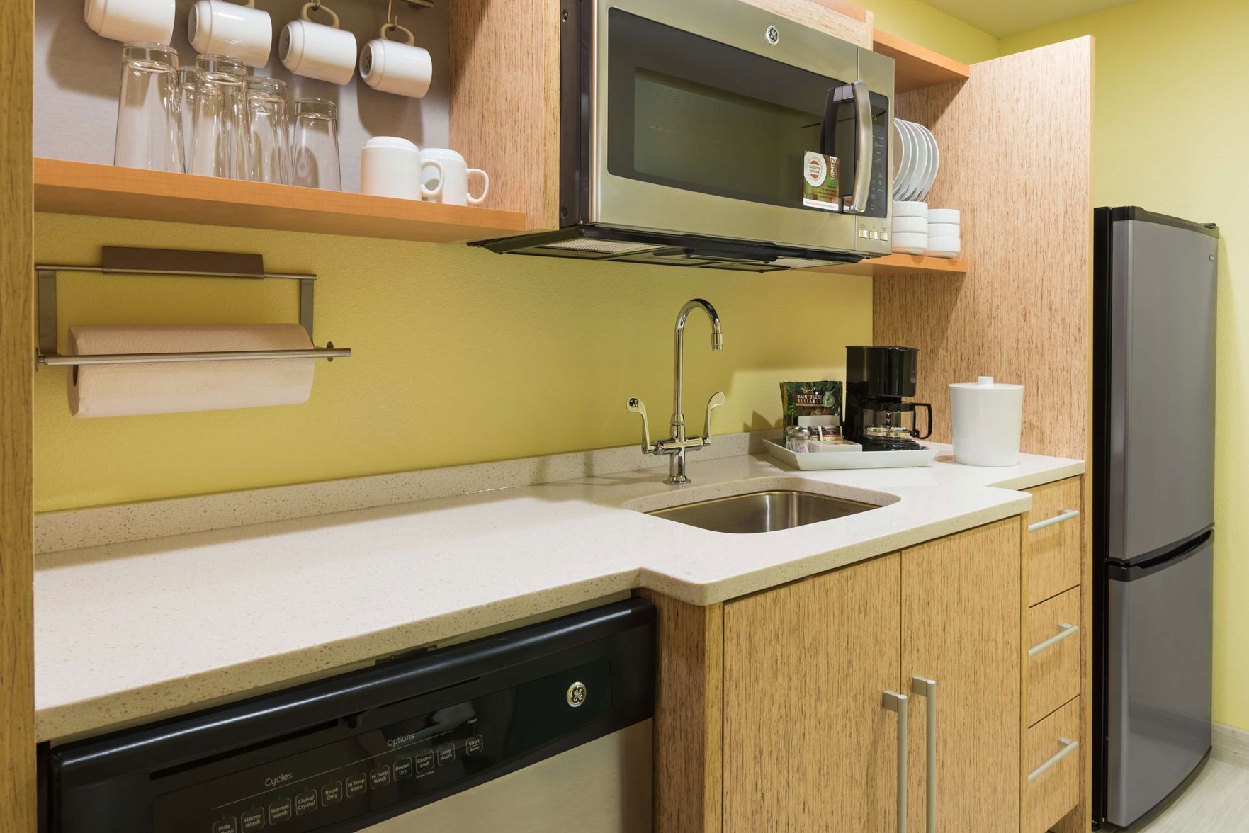 Cocina privada | Refrigerador con congelador, microondas y lavavajillas 