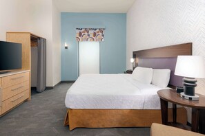 Ropa de cama de alta calidad y caja de seguridad en la habitación 