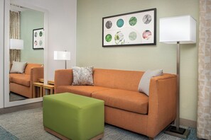 書桌、遮光布/窗簾、熨斗/熨衣板、免費搖籃/嬰兒床