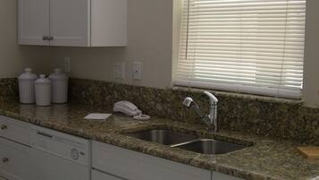 Cottage, Multiple Bedrooms | Private kitchen | Fridge, microwave, oven, stovetop