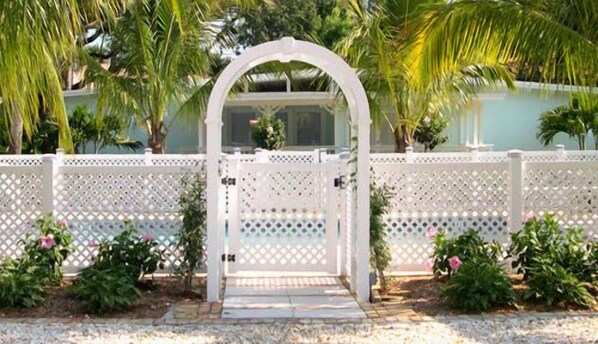 Property grounds - Orchid Island Cottages (Vero Beach)